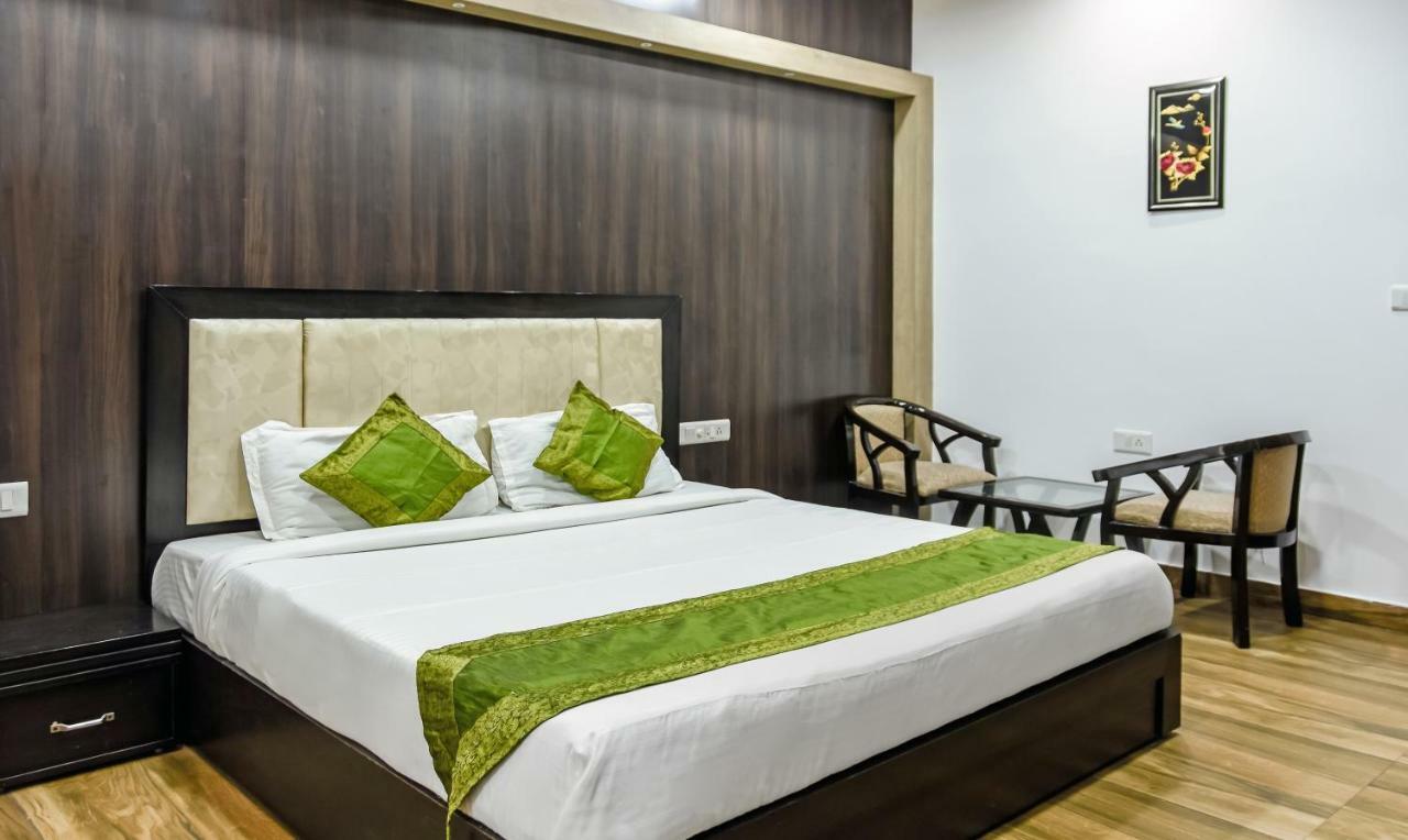 Treebo Red Petal Jalandhar Hotell Exteriör bild