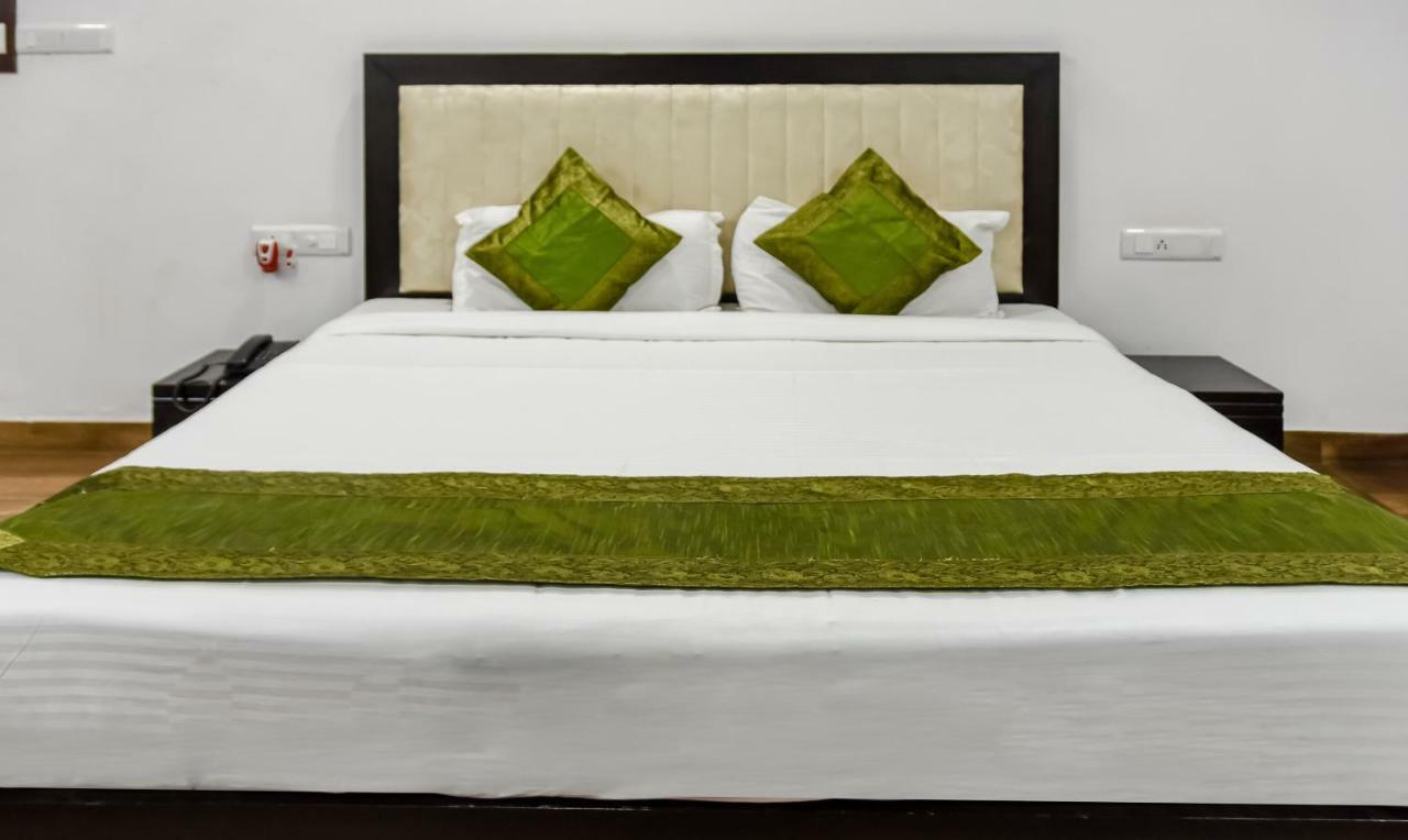 Treebo Red Petal Jalandhar Hotell Exteriör bild