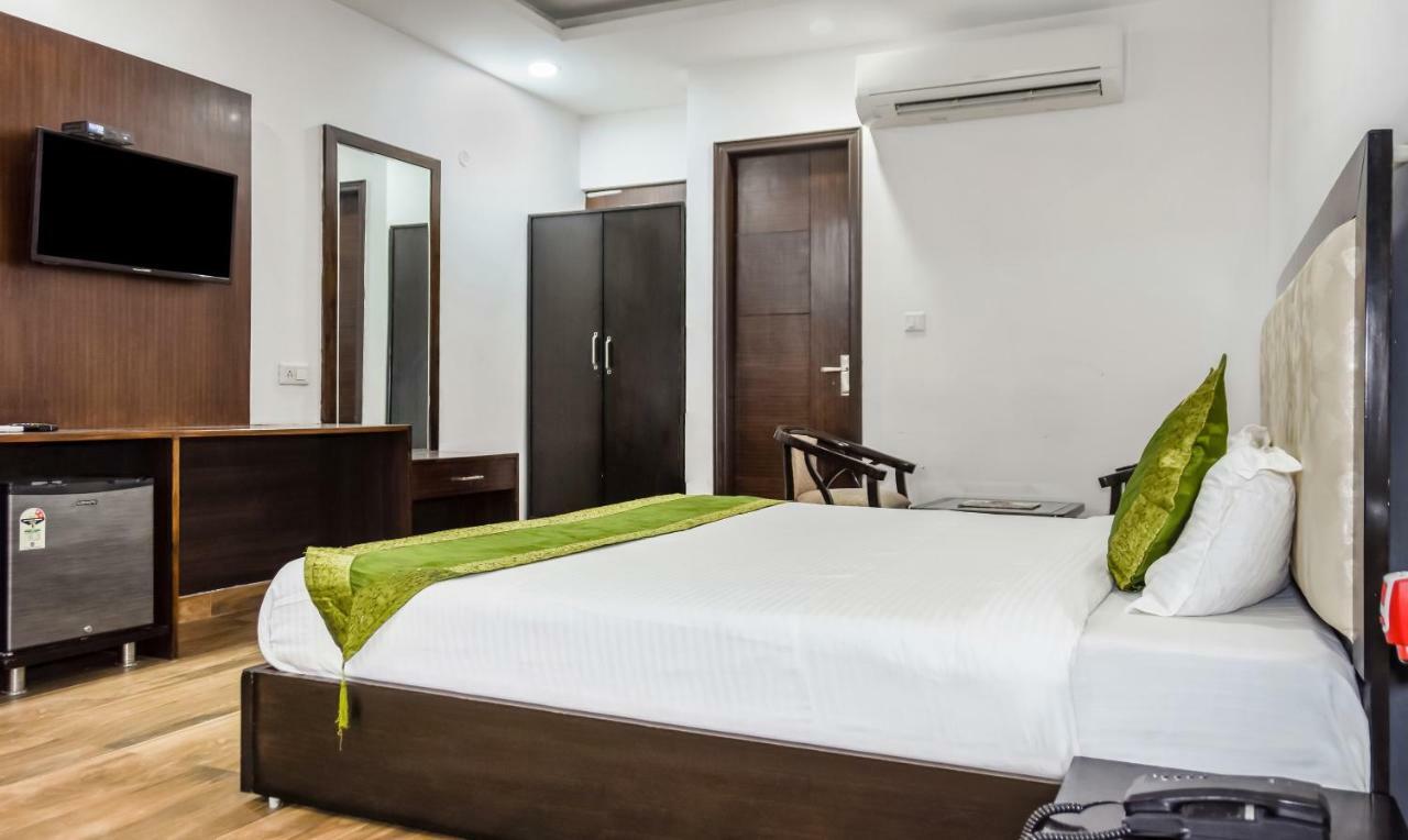 Treebo Red Petal Jalandhar Hotell Exteriör bild