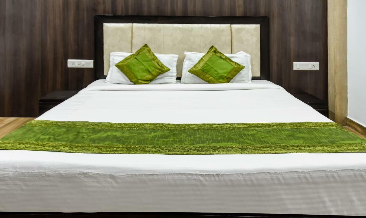 Treebo Red Petal Jalandhar Hotell Exteriör bild