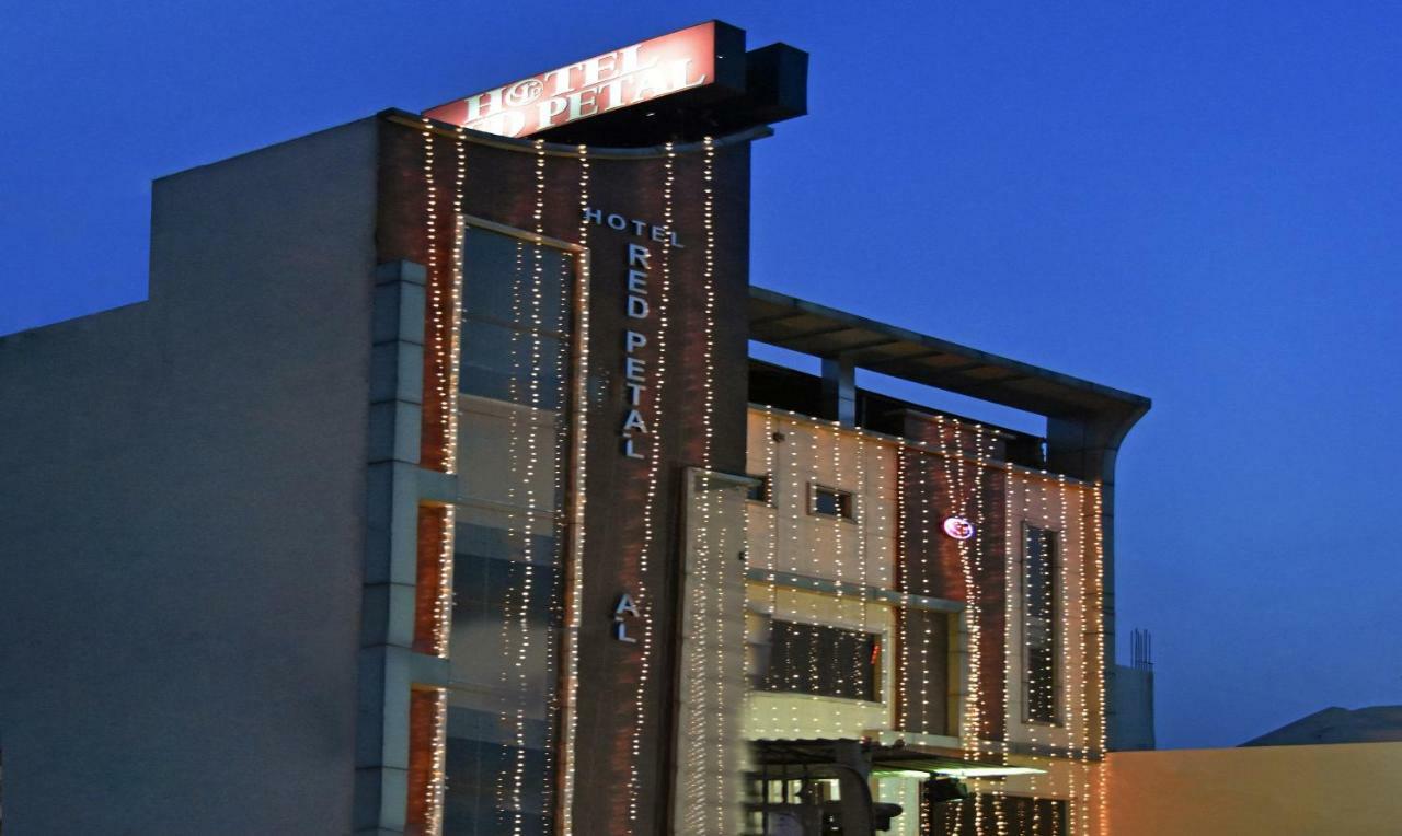 Treebo Red Petal Jalandhar Hotell Exteriör bild